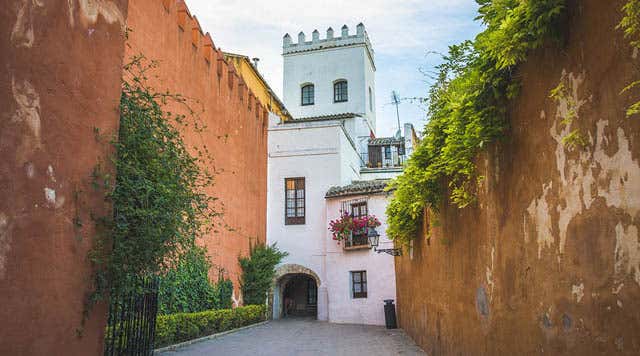 Barrio de Santa Cruz Un barrio especial y aut ntico